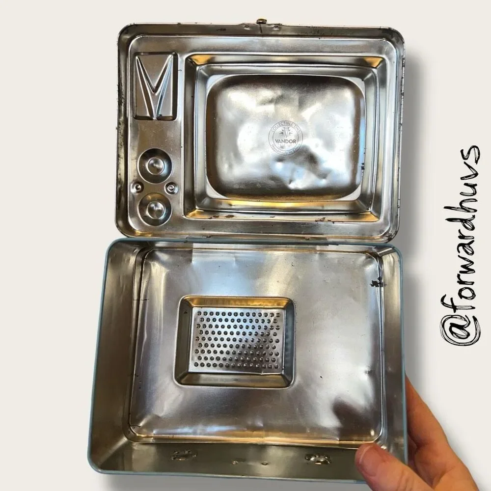 Daisy Productions metal collectible